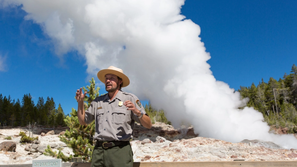 Los secretos del géiser más alto del mundo, Fase de vapor de Steamboat Geyser y guardaparques. Foto: National Park Service, Yellowstone.