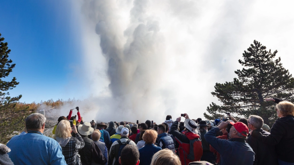  / Público observando y fotografiando una erupción del géiser Steamboat. Foto: National Park Service, Yellowstone.