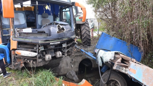 Accidente entre tractor y un bus dejó cuatro lesionados en camino a Antuco