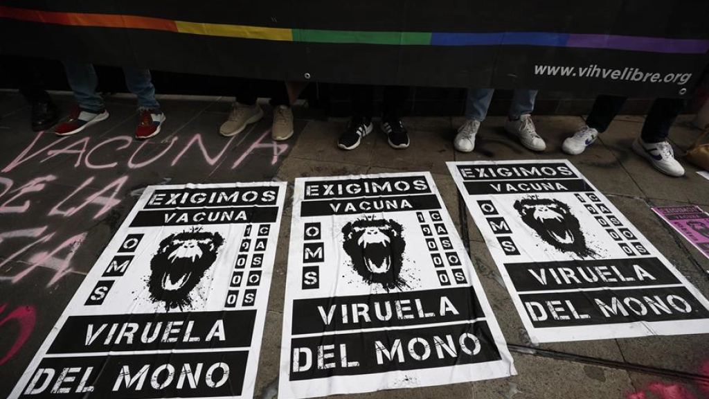 3efae7fd37bd06d047366a95b3c3a271f0211748miniw, Un grupo de personas se manifiestan para exigir vacunas contra la viruela del mono en Ciudad de México (México). EFE/José Méndez