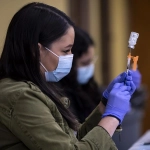 e400ce4b94ff1c62b5dd736c5973359980956fa8miniw, Una enfermera prepara una vacuna contra la covid-19 en Los Ángeles, California (EE.UU.), en una fotografía de archivo. EFE/Etienne Laurent