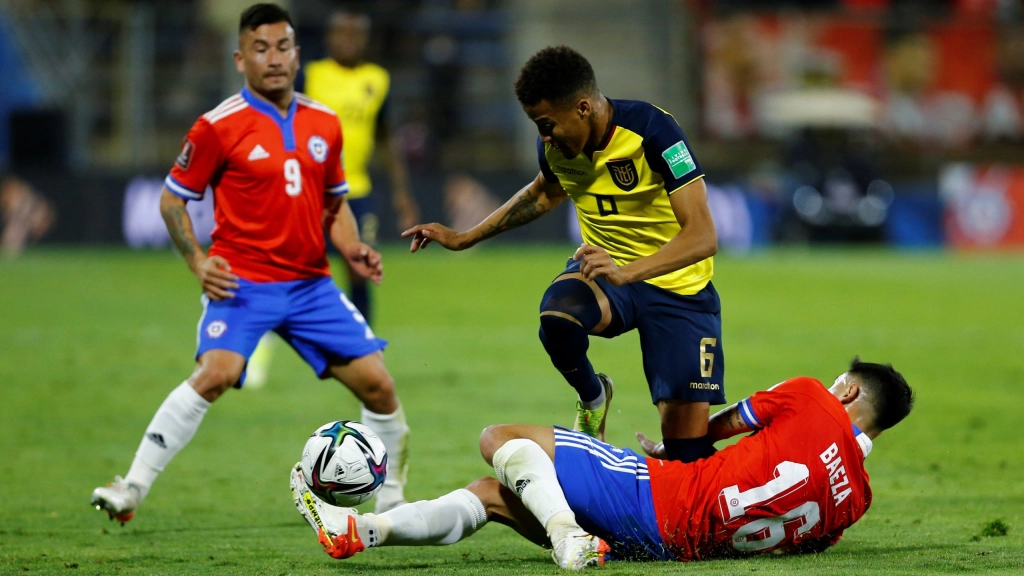 Chile alegará ante el Tribunal de Apelaciones de la FIFA el 15 de septiembre, Fotografía de archivo, tomada el pasado 16 de noviembre, en la que se registró al futbolista de la selección ecuatoriana de fútbol  Byron Castillo (2i), al disputar un balón con el chileno Claudio Baeza (abajo), durante un partido por las eliminatorias su