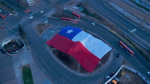 Despliegan bandera chilena gigante que cubrió toda la Plaza Baquedano