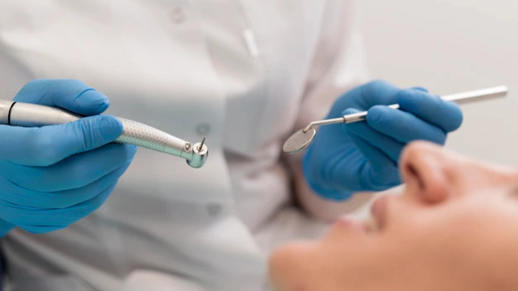 paciente-sexo-femenino-que-tiene-procedimiento-realizado-dentista_23-2148985802, En la provincia trabajan aproximadamente 200 odontólogos que se desempeñan en la salud pública, entregando diversos tipos de atenciones.