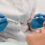 paciente-sexo-femenino-que-tiene-procedimiento-realizado-dentista_23-2148985802, En la provincia trabajan aproximadamente 200 odontólogos que se desempeñan en la salud pública, entregando diversos tipos de atenciones.