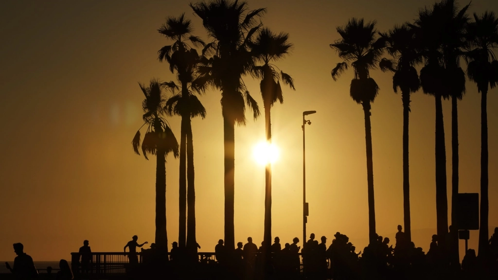 El calor extremo se extiende en el Oeste de EE.UU. y golpea con fuerza a California, Personas se reúnen en Venice Beach durante un día de extremo calor, en Los Ángeles, California (EE.UU.), en una fotografía de archivo. EFE/Caroline Brehman