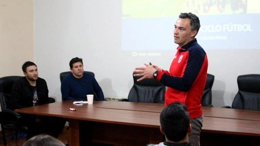 Técnico de Deportes Iberia dictó charla de fútbol en Negrete