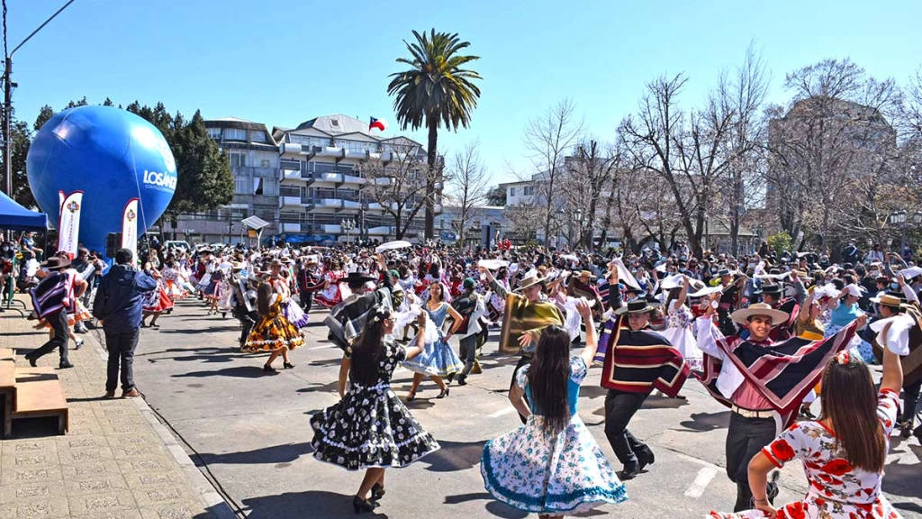 PRINCIPAL, Gran cantidad de personas se mantuvieron durante horas contemplando los bailes realizados por jóvenes de liceos de la comuna, aperados de sus atuendos típicos chilenos.