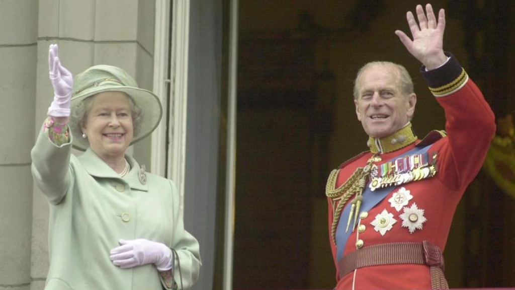 e8cd0e6b4e99050a3720215d9b321d44fc18011eminiw, La reina Isabel II y el Duque de Edimburgo saludan desde el Palacio de Buckingham de Londres en junio de 2001. EFE/EPA PHOTO-PA-JOHN STILLWELL