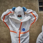 7237537597769ccc2b12ccecd93fcf387fa6cf11miniw, Un equipo de salud desinfecta una clínica en Ngongolio, en la República Democrática del Congo, en 2019. EFE/EPA/HUGH KINSELLA CUNNINGHAM
