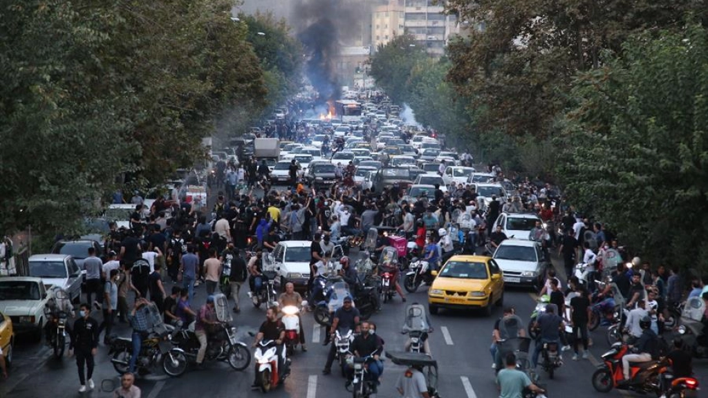 379495823508ef4e9b300e4087380b88522fc963miniw, La gente se enfrenta a la policía durante una protesta tras la muerte de Mahsa Amini, en Teherán el 21 de septiembre de 2022. EFE/EPA/STR