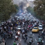 379495823508ef4e9b300e4087380b88522fc963miniw, La gente se enfrenta a la policía durante una protesta tras la muerte de Mahsa Amini, en Teherán el 21 de septiembre de 2022. EFE/EPA/STR
