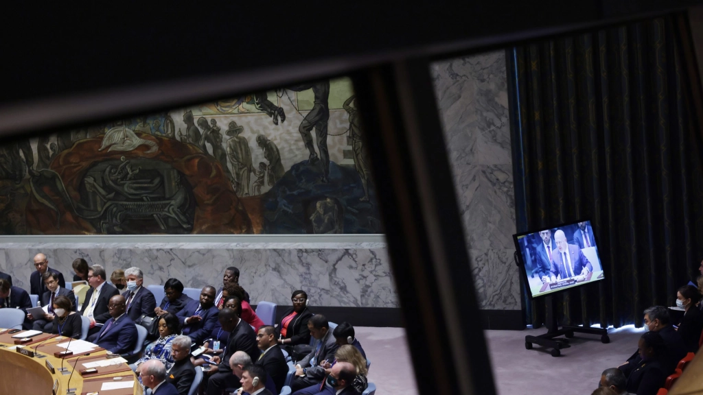Debate General del 77º período de sesiones de la Asamblea General de las Naciones Unidas, Karim Khan, Fiscal de la Corte Penal Internacional (R, en pantalla) habla durante una reunión de alto nivel del Consejo de Seguridad de las Naciones Unidas sobre el conflicto en curso en Ucrania al margen de el debate general de la Asamblea General de la 