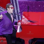 Elton John actuará en la Casa Blanca para celebrar el poder sanador de la música, Foto de archivo del músico Elton John. EFE/EPA/ETIENNE LAURENT
