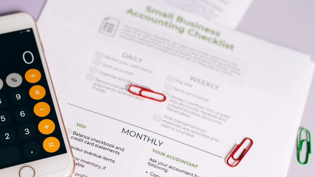 pexels-olya-kobruseva-8962441 (1), solo el 28{signoporc} de los encuestados en Chile supieron calcular el interés que genera una cuenta de ahorro en un año, dada la tasa de interés anual y el monto inicial de la inversión. / Foto: Pexels. 