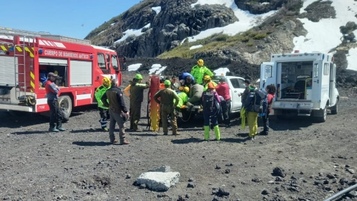 Dos personas fueron rescatadas desde el volcán Antuco
