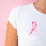 close-up-person-with-awareness-ribbon (1), Imagen de <a href='https://www.freepik.es/foto-gratis/persona-primer-plano-cinta-conciencia_5482156.htm#query=cancer%20de%20mamas
