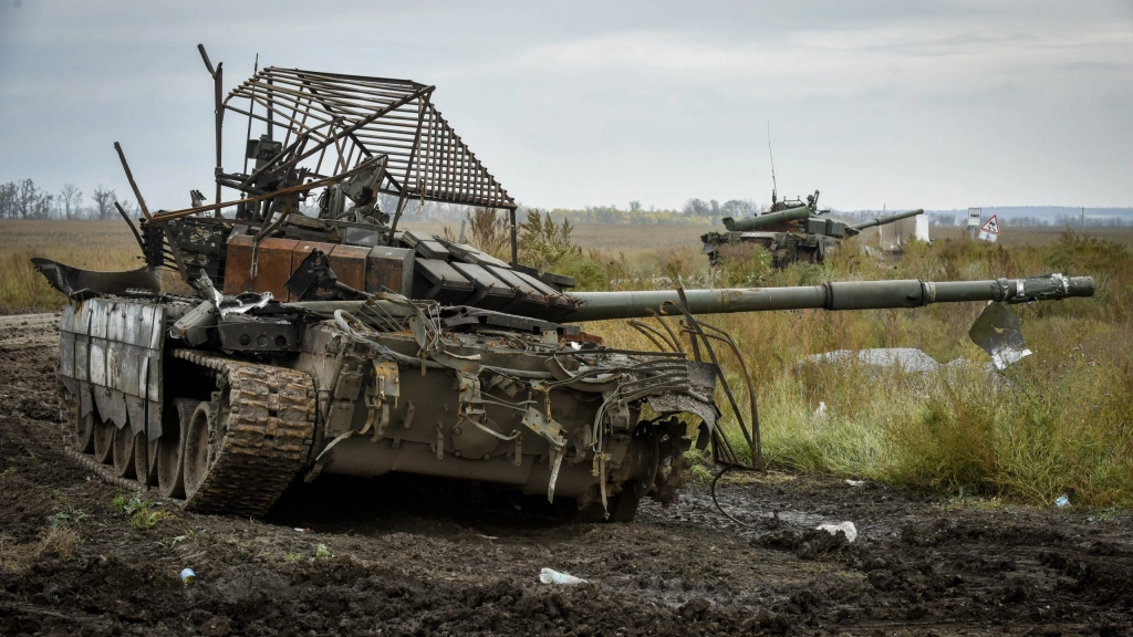 Las tropas ucranianas entran a Liman y la contraofensiva continua, Un tanque ruso es abandonado en una ofrensiva ucraniana en la región de Jarkiv. EFE/EPA/OLEG PETRASYUK