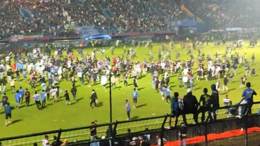 Tragedia en el fútbol: 129 muertos y más de 180 heridos dejan enfrentamientos en estadio de Indonesia