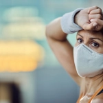 distraught-sportswoman-with-protective-mask-on-her-face-leaning-on-wall-outdoors, <a href='https://www.freepik.es/foto-gratis/deportista-angustiada-mascara-protectora-cara-apoyada-pared-al-aire-libre_26402127.htm#page=90