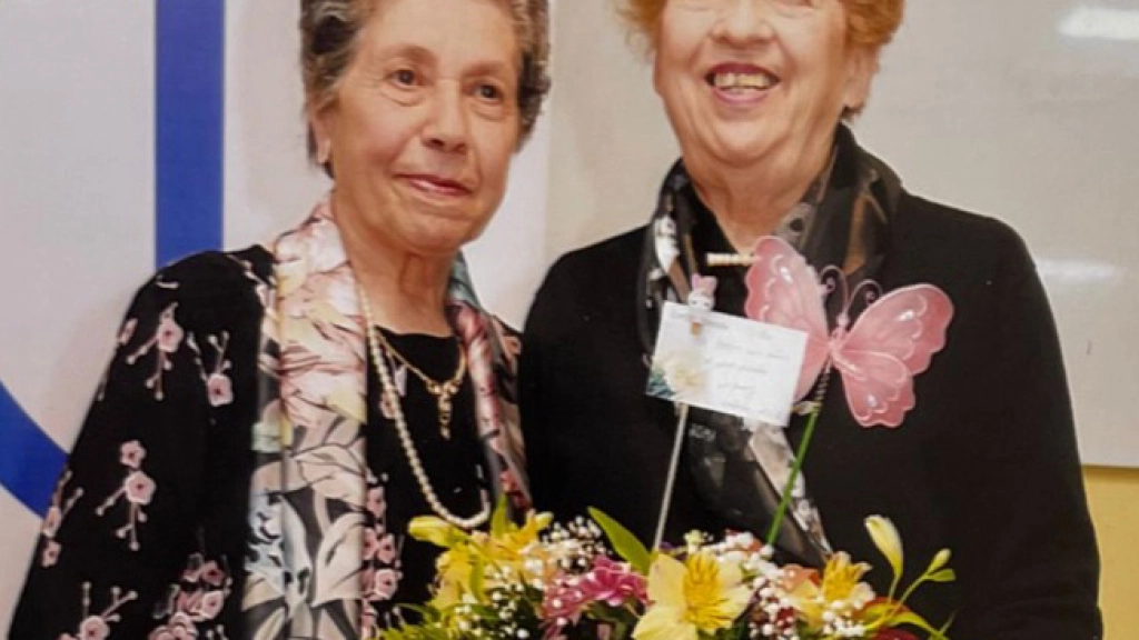 , En la foto, Marta Antonio y Mirta Arévalo, presidenta y ex presidenta, respectivamente, del Departamento de Profesores Jubilados de Los Ángeles.