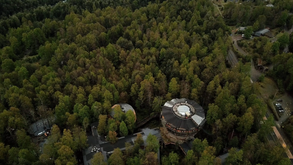 Los hoteles mágicos del sur de Chile que se funden con la naturaleza, Fotografía del 5 de octubre de 2022, que muestra una vista aérea de la Reserva Biológica de Huilo Huilo (Chile). EFE/ Rodrigo Saez