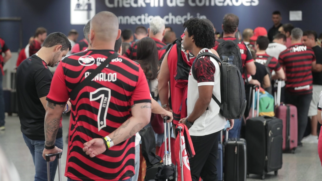 Tensión entre hinchas del Flamengo por el retraso de los vuelos para Ecuador, Hinchas de Flamengo esperan sin poder abordar hoy, en el lobby del Aeropuerto Internacional do Galeão, en Río de Janeiro (Brasil). EFE/Andre Coelho