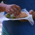 Recomiendan cambios en estilo de vida y alimentación para manejo de diabetes, Fotografía de archivo que muestra a una persona con un plato de comida rápida en Ciudad de México (México). EFE/Mario Guzmán