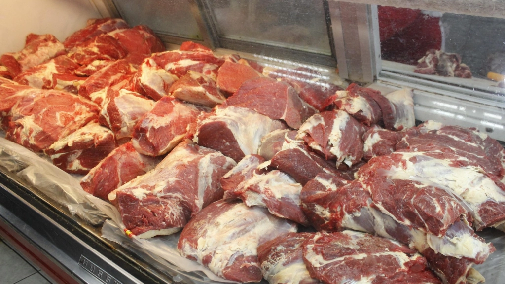 pm 3 0911, La importación de carne a Chile se ha restringido, evitando que el valor de la carne extranjera disminuya, lo que sumado al valor del tipo de cambio ha permitido estabilizar los precios.