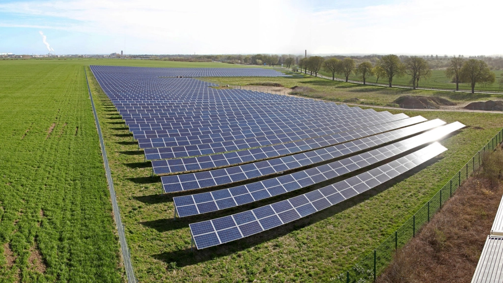am 3 0411, La instalación de paneles fotovoltaicos permite utilizar terrenos no cultivables para generar energía, administrándose de manera eficiente el espacio disponible en el campo.
