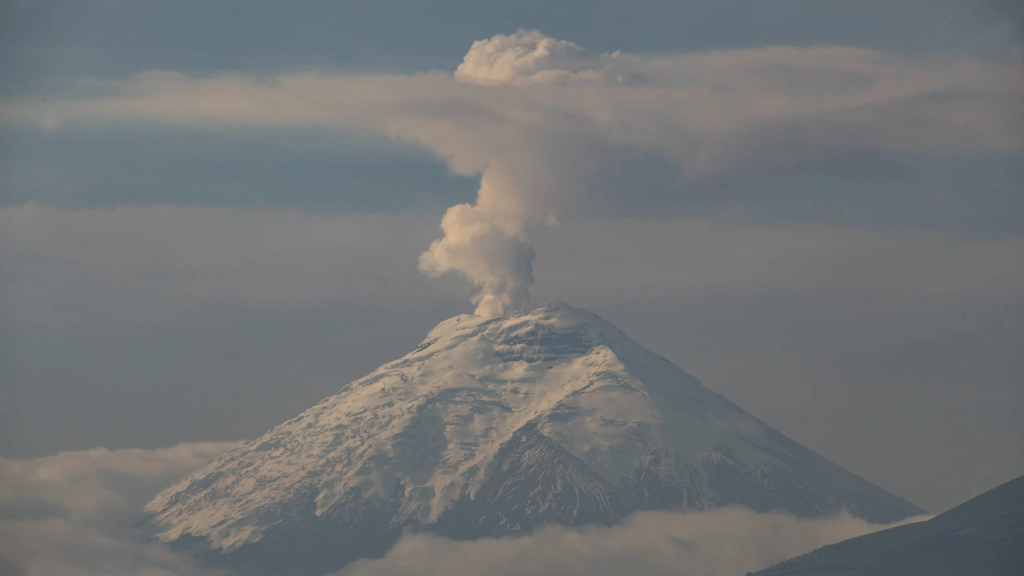 Evolución de la actividad del volcán Cotopaxi genera incertidumbre en Ecuador, Fotografía del volcán Cotopaxi con una fumarola de vapor de agua, desde Quito (Ecuador). EFE/José Jácome