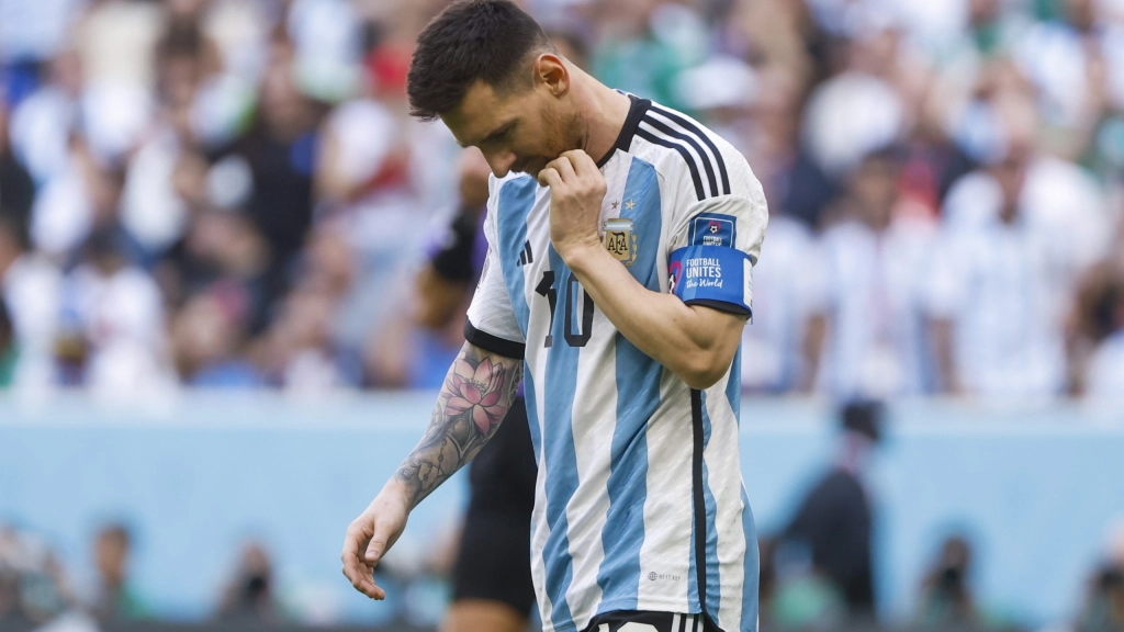 1-2. Gatillazo mundial, Lionel Messi de Argentina reacciona, en un partido de la fase de grupos del Mundial de Fútbol Qatar 2022 entre Argentina y Arabia Saudita en el estadio de Lusail  (Catar). EFE/ Juan Ignacio Roncoroni