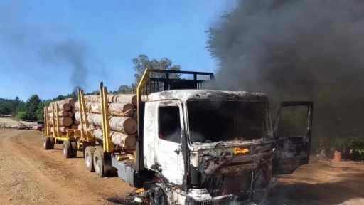 Ataque incendiario destruyó camiones y maquinaria en ruta que une Lautaro y Galvarino