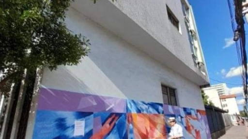 Víctor Jara pinta nuevo mural en el centro de la ciudad en homenaje a sordomudas
