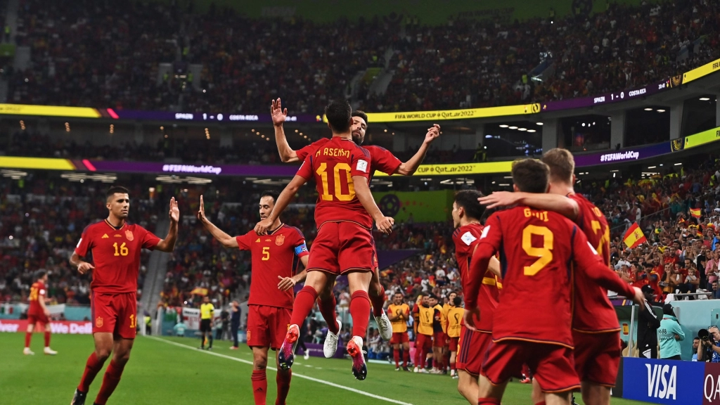 7-0. España deslumbra en el mejor de sus estrenos, Marco Asensio (C) y Jordi Alba de España celebra después de Asensio puntuado el 2-0 objetivo durante la ceremonia de apertura del grupo E partido de fútbol entre España y Costa Rica en Al Thumama Estadio en Doha, Qatar, 23 noviembre 2022. EFE/EPA/Noushad 