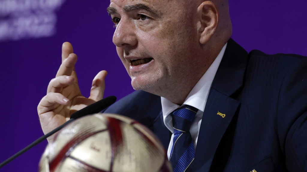 Marruecos acogerá el próximo Mundial de Clubes, El presidente de la FIFA, Gianni Infantino, durante la rueda de prensa de hoy en Doha. EFE/ Alberto Estevez