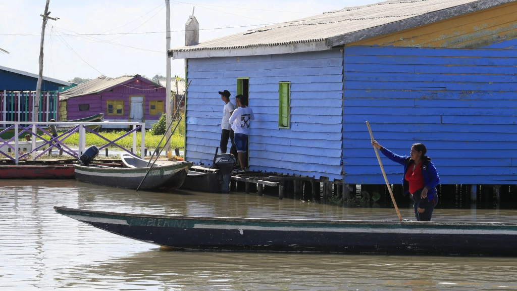  / Un habitante recorre en bote los palafitos que conforman su población, el 5 de diciembre de 2022, en Buena Vista (Colombia). EFE/ Carlos Ortega