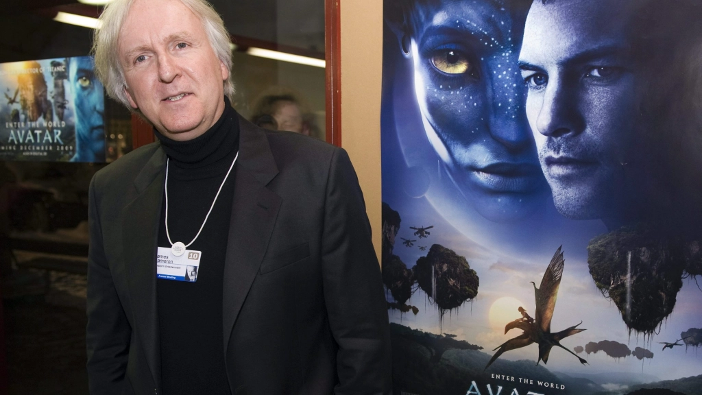  / El director, productor y escritor estadounidense James Cameron posa para los fotógrafos delante del cartel de su exitosa película 'Avatar'. Trece años después, Cameron vuelve con una nueva historia de Avatar, bajo el título de Avatar: The Way of Water E