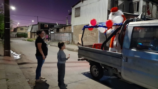 VIDEO: Viejito pascuero sorprendió a niños y familias de Chile Barrio en Los Ángeles