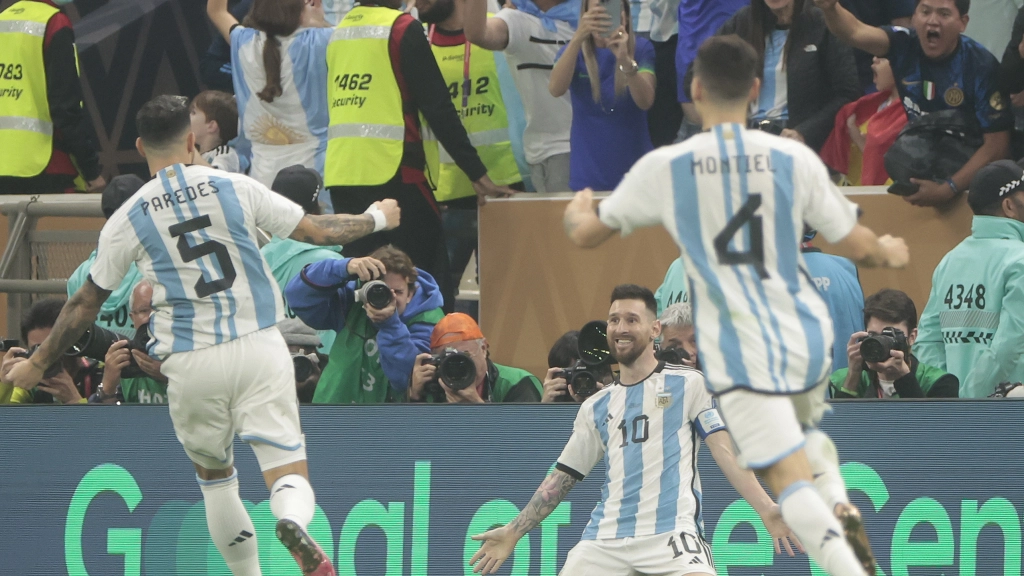 Argentina devuelve la corona a Sudamérica con su tercer título, Lionel Messi de Argentina celebra un gol hoy, en la final del Mundial de Fútbol Qatar 2022 entre Argentina y Francia en el estadio de Lusail (Catar). EFE/ Juan Ignacio Roncoroni