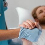 close-up-patient-and-health-worker-holding-hands, Imagen de <a href=