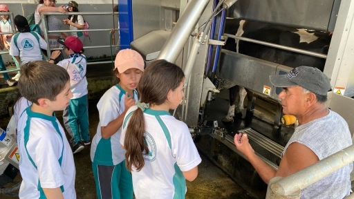 Niños conocen proceso productivo de la leche en INIA Remehue