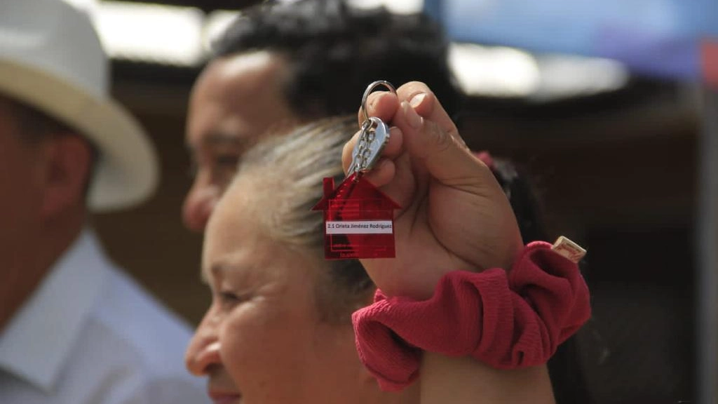 Entrega de viviendas para familias de campamento Diuquín (4), 