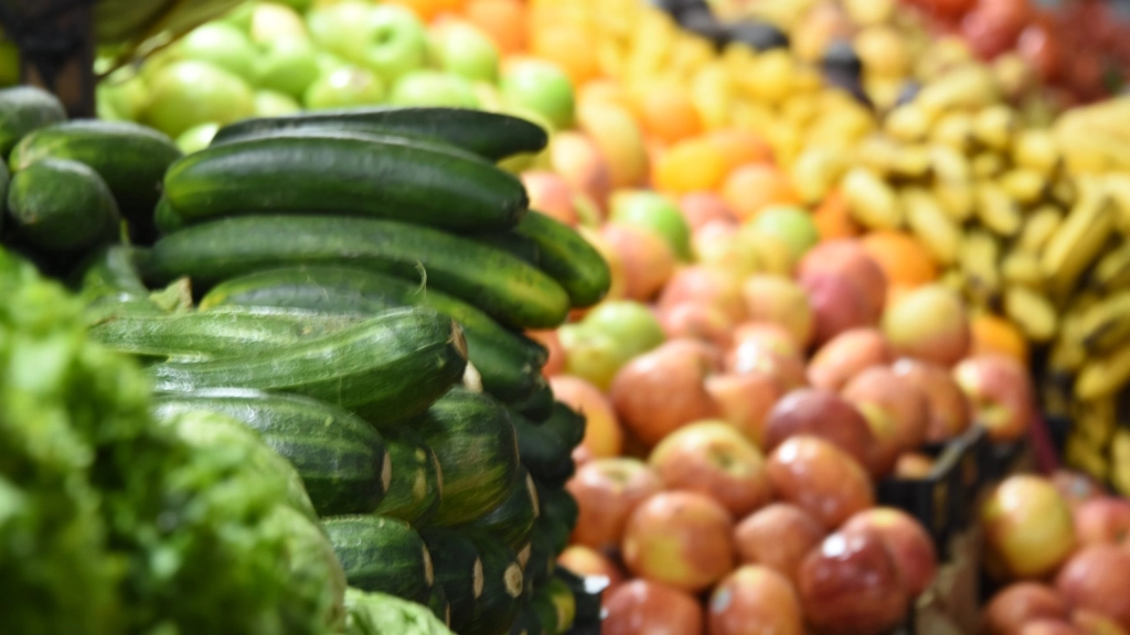 vega techada (55), Los Ángeles es también un pilar de abastecimiento de frutas y verduras para otras comunas aledañas, como Mulchén, Santa Bárbara, Quilaco, Quilleco, Huepil y Angol.