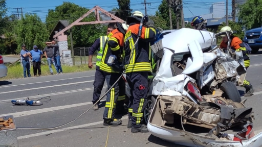 Dos lesionados tras colisión de vehículo con camión en avenida Las Industrias