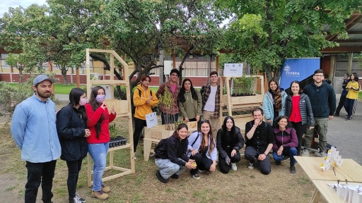 Estudiantes diseñan viveros y huertos verticales en madera para colegio rural