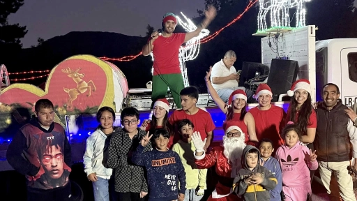 VIDEO: Con carro alegórico navideño realizan celebración a familias de Antuco