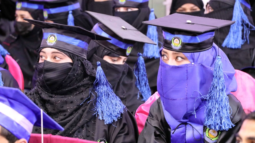 Los talibanes ordenan el veto de las mujeres en las universidades de Afganistán, Jóvenes afganas asisten a una ceremonia de graduación en la Universidad Benawa en Kandahar, en Afganistán, el 17 de marzo de 2022. EFE/EPA/STRINGER