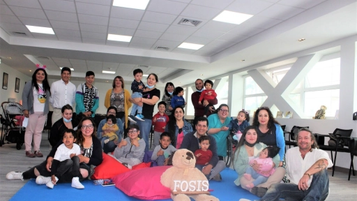Artista italiano sorprende a familias de la Teletón con musicoterapia y teatro infantil en Biobío