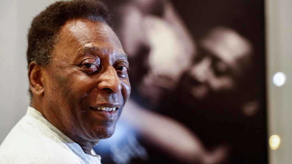 Fallece Pelé a los 82 años, según medios, Fotografía de archivo, tomada en noviembre de 2019, en la que se registró al legendario exfutbolista brasileño Edson Arantes do Nascimento 'Pelé', durante una entrevista con Efe, en la ciudad de Santos (Brasil). EFE/Sebastiao Moreira